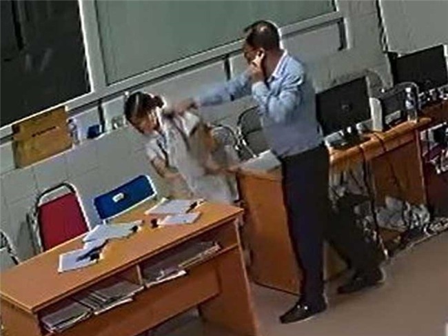 tuong trinh venh nhau vu danh bac si tai benh vien o nghe an hinh anh 1