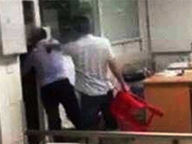 tuong trinh venh nhau vu danh bac si tai benh vien o nghe an hinh anh 2