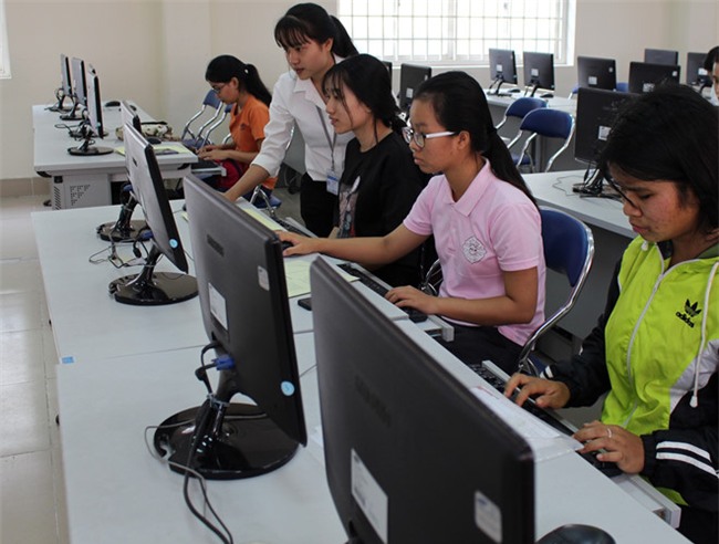 'But phe' tren ly lich: Chinh truong cung gay kho de cho sinh vien hinh anh 2