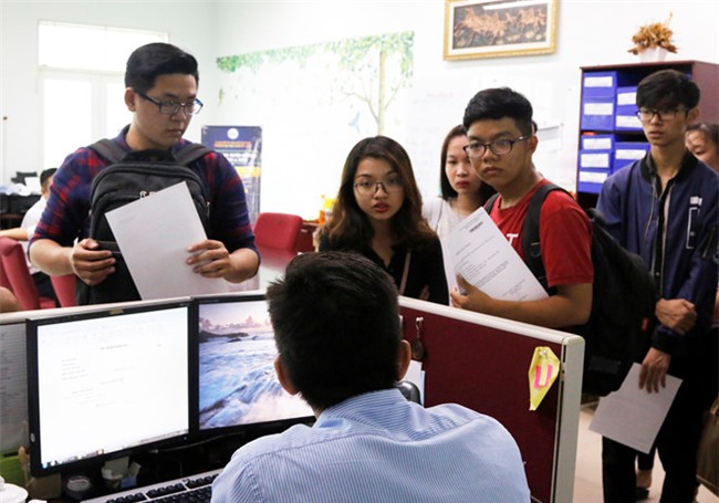 'But phe' tren ly lich: Chinh truong cung gay kho de cho sinh vien hinh anh 3