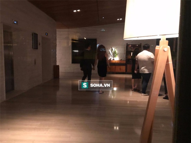 Video Hà Hồ nắm tay Kim Lý cùng về nhà, chính thức công khai quan hệ yêu đương - Ảnh 4.