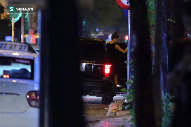 Video Hà Hồ nắm tay Kim Lý cùng về nhà, chính thức công khai quan hệ yêu đương - Ảnh 6.