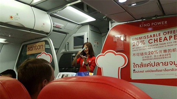 Nữ tiếp viên xinh đẹp người Thái hát trên máy bay gây bão Facebook-2