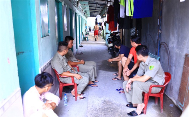 Cô gái bê bết máu bò ra ngoài kêu cứu sau khi bạn trai tới phòng