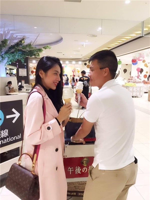 Vợ chồng Công Vinh và Thủy Tiên tình tứ ăn kem cùng nhau. - Tin sao Viet - Tin tuc sao Viet - Scandal sao Viet - Tin tuc cua Sao - Tin cua Sao