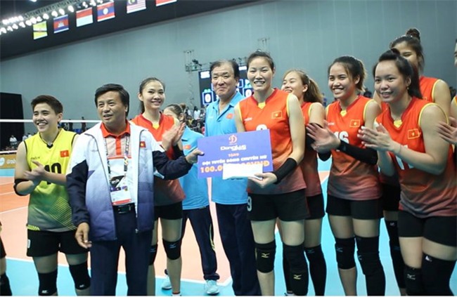 Doi tuyen bong chuyen nu Viet Nam duoc thuong nong 100 trieu dong hinh anh