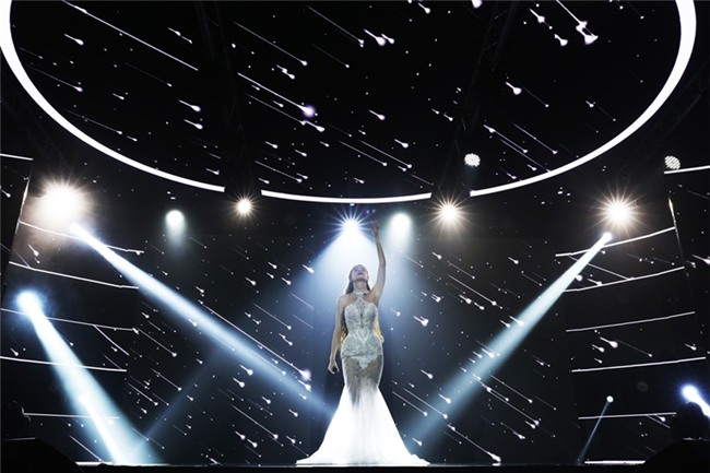 Hồ Ngọc Hà mặc váy cưới hát Có em chờ, liên tục nhìn đắm đuối về phía Kim Lý-1