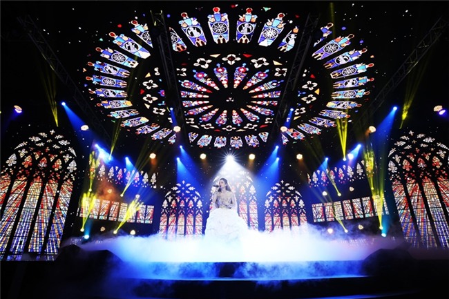 Hồ Ngọc Hà mặc váy cưới hát Có em chờ, liên tục nhìn đắm đuối về phía Kim Lý-10