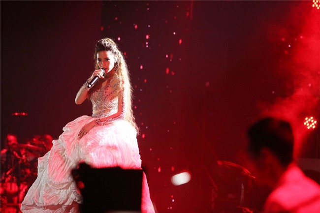 Hồ Ngọc Hà mặc váy cưới hát Có em chờ, liên tục nhìn đắm đuối về phía Kim Lý-9