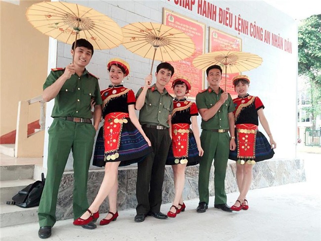 Đã đẹp trai lại còn hát hay, soái ca cảnh sát khiến bao chị em thầm thương trộm nhớ-3