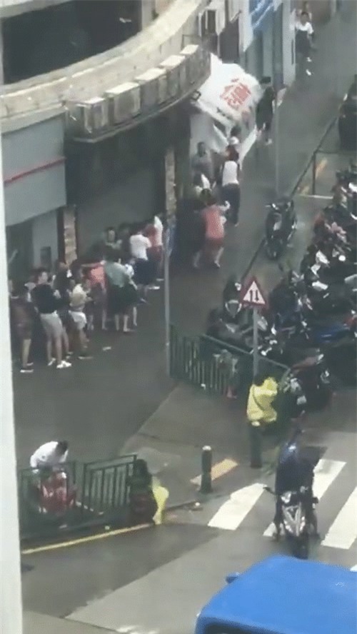 Những hình ảnh khủng khiếp khi siêu bão mạnh nhất trong vòng 5 năm đổ bộ vào Trung Quốc - Ảnh 3.