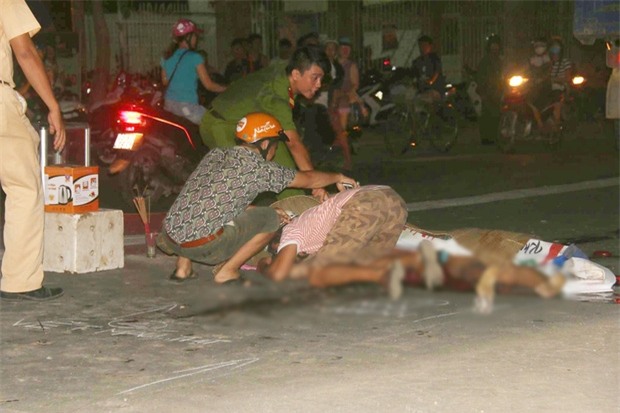 Người thân khóc ngất bên thi thể không nguyên vẹn của người phụ nữ chết thảm dưới bánh xe tải - Ảnh 1.