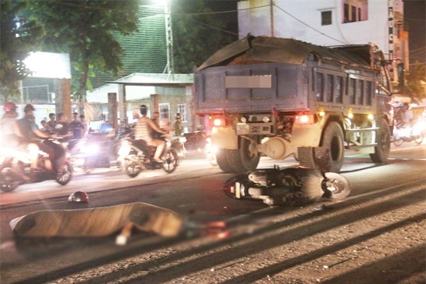 Người thân khóc ngất bên thi thể không nguyên vẹn của người phụ nữ chết thảm dưới bánh xe tải - Ảnh 2.