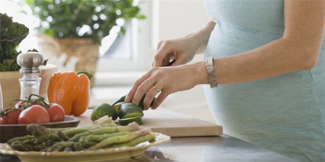 Nàng dâu trẻ động thai dọa sảy, mẹ chồng tinh tế mua đu đủ xanh về tẩm bổ - Ảnh 2.