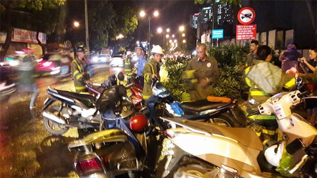 Ảnh hưởng bão số 6, Hà Nội mưa to gió lớn làm đổ cây cổ thụ chắn ngang đườn - Ảnh 1.