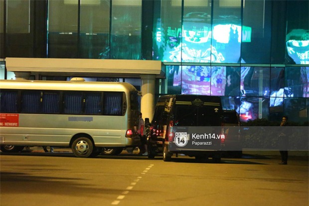 Ariana Grande rời Việt Nam trong đêm, không xuất hiện một giây nào chỉ để vẫy chào fan - Ảnh 15.