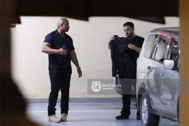 Ariana Grande rời Việt Nam trong đêm, không xuất hiện một giây nào chỉ để vẫy chào fan - Ảnh 2.