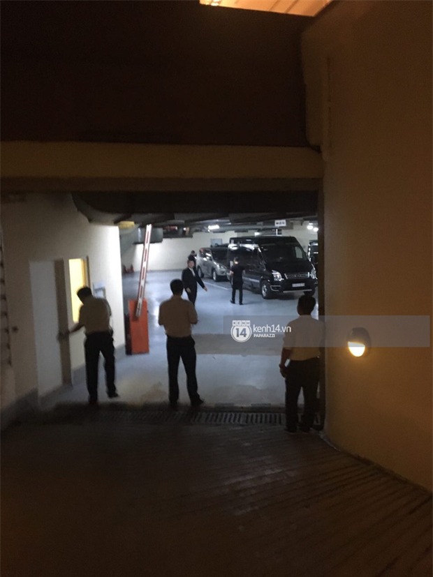 Ariana Grande rời Việt Nam trong đêm, không xuất hiện một giây nào chỉ để vẫy chào fan - Ảnh 4.