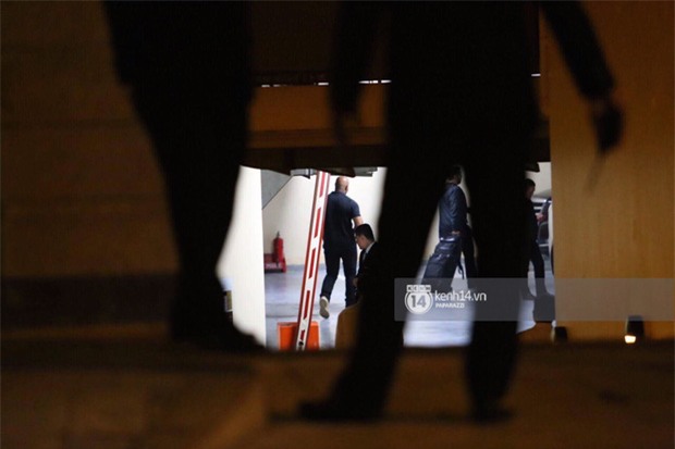 Ariana Grande rời Việt Nam trong đêm, không xuất hiện một giây nào chỉ để vẫy chào fan - Ảnh 5.