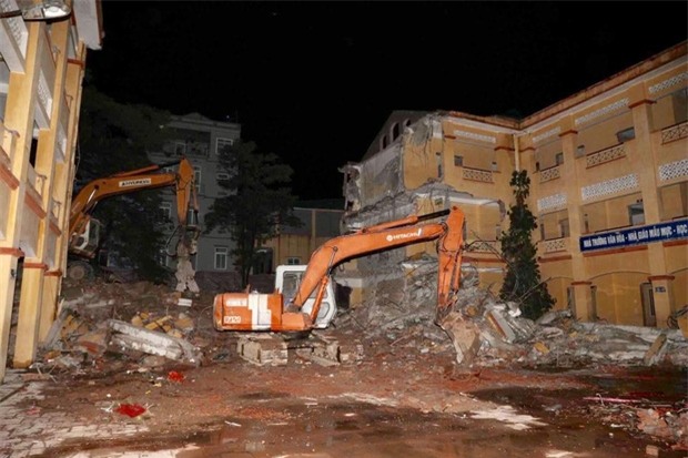 Hà Nội: Sập tường trường Tiểu học Đồng Tâm vào nhà dân, nhiều người may mắn thoát nạn - Ảnh 1.