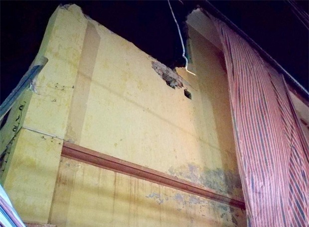 Hà Nội: Sập tường trường Tiểu học Đồng Tâm vào nhà dân, nhiều người may mắn thoát nạn - Ảnh 2.