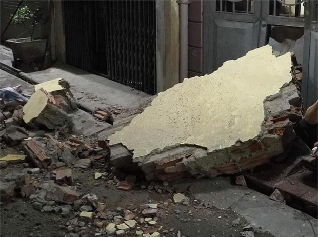 Hà Nội: Sập tường trường Tiểu học Đồng Tâm vào nhà dân, nhiều người may mắn thoát nạn - Ảnh 3.