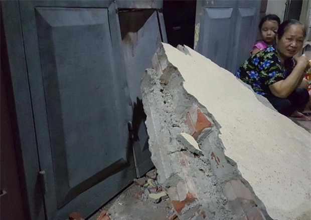 Hà Nội: Sập tường trường Tiểu học Đồng Tâm vào nhà dân, nhiều người may mắn thoát nạn - Ảnh 4.