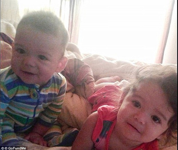 Bị mẹ nhốt ngoài xe hơi giữa trời nắng nóng để vào nhà hút cần sa, 2 đứa trẻ mới biết đi thiệt mạng oan - Ảnh 1.