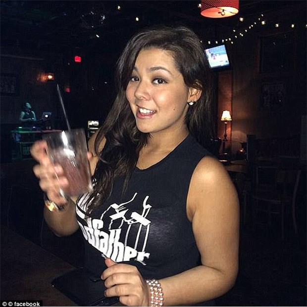 Bị mẹ nhốt ngoài xe hơi giữa trời nắng nóng để vào nhà hút cần sa, 2 đứa trẻ mới biết đi thiệt mạng oan - Ảnh 2.