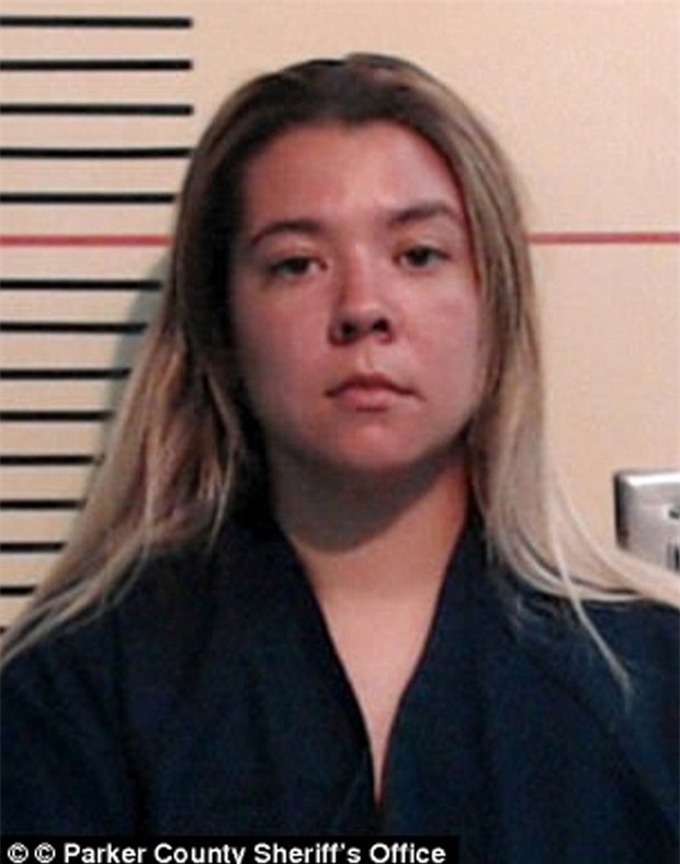 Bị mẹ nhốt ngoài xe hơi giữa trời nắng nóng để vào nhà hút cần sa, 2 đứa trẻ mới biết đi thiệt mạng oan - Ảnh 3.