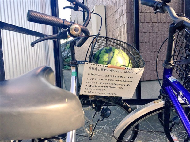 Trộm xe phong cách Nhật Bản: Mượn tạm rồi trả lại cùng món quà quý và lời nhắn nhủ khiến dân mạng cười lăn - Ảnh 1.
