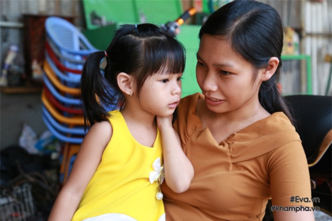 "5 nam truoc bi trao nham con, gio nhan lai con ruot nhung khong the vut bo con nuoi" - 5