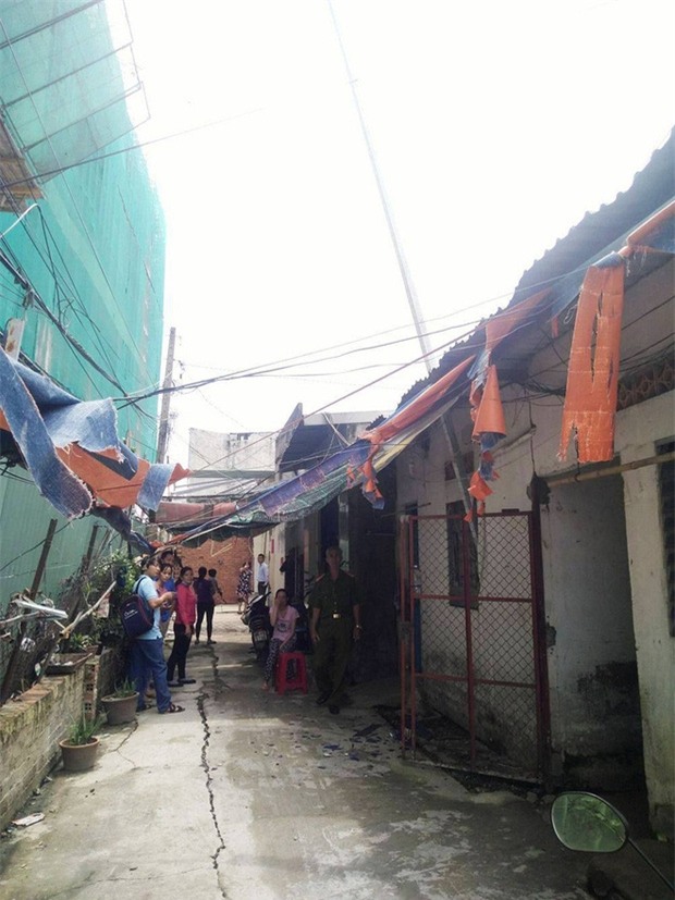 Thanh sắt khoảng 10m đâm thẳng vào nhà, mẹ đang cho con 2 tháng tuổi bú sữa thoát chết trong gang tấc - Ảnh 1.