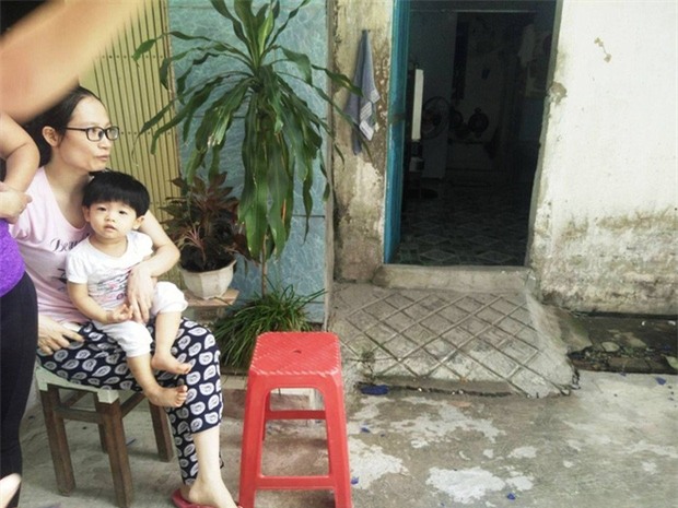 Thanh sắt khoảng 10m đâm thẳng vào nhà, mẹ đang cho con 2 tháng tuổi bú sữa thoát chết trong gang tấc - Ảnh 3.