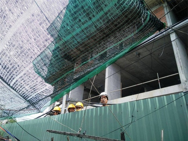 Thanh sắt khoảng 10m đâm thẳng vào nhà, mẹ đang cho con 2 tháng tuổi bú sữa thoát chết trong gang tấc - Ảnh 4.