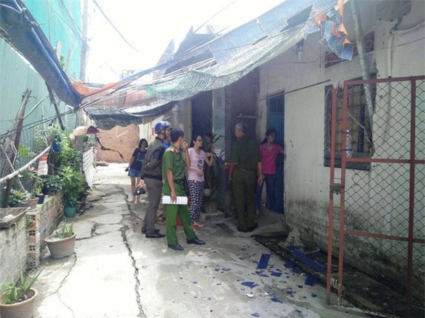 Thanh sắt khoảng 10m đâm thẳng vào nhà, mẹ đang cho con 2 tháng tuổi bú sữa thoát chết trong gang tấc - Ảnh 5.