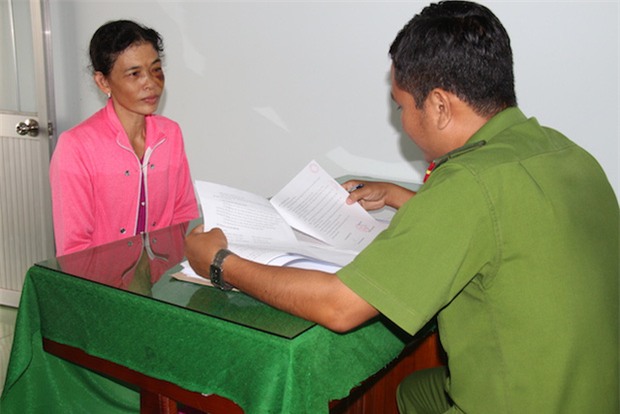 Ba mẹ con hùa nhau lột quần áo, bêu rếu một phụ nữ giữa chốn đông người - Ảnh 1.