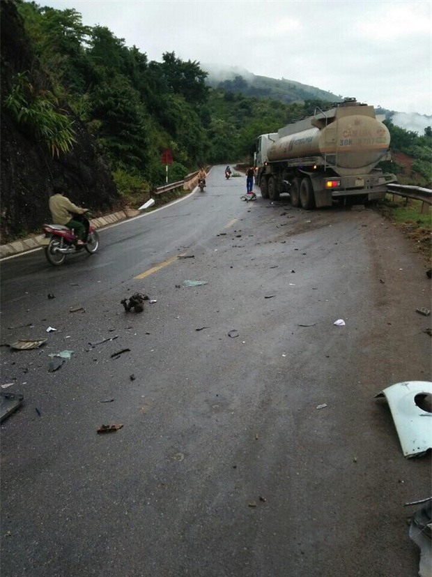 Sơn La: Xe tải va chạm kinh hoàng với xe bồn chở xăng, 2 người mắc kẹt trong cabin - Ảnh 1.