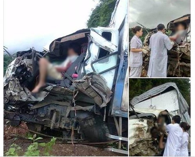 Sơn La: Xe tải va chạm kinh hoàng với xe bồn chở xăng, 2 người mắc kẹt trong cabin - Ảnh 2.