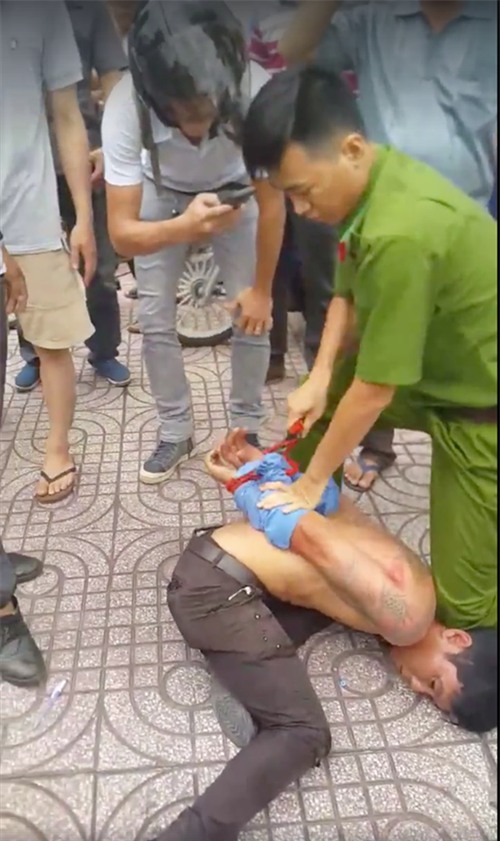 Soái ca chạy môtô tung cú đạp, tóm gọn tên cướp giật dây chuyền vàng của người đi đường - Ảnh 6.