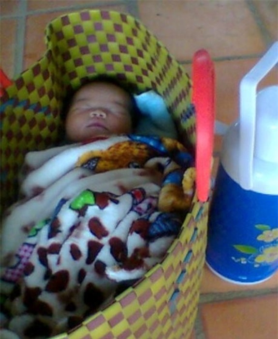 Xót xa bé gái 4 tuổi bị bỏ rơi trước cổng chùa lúc mới sinh mang dị tật khớp háng hiếm gặp - Ảnh 2.