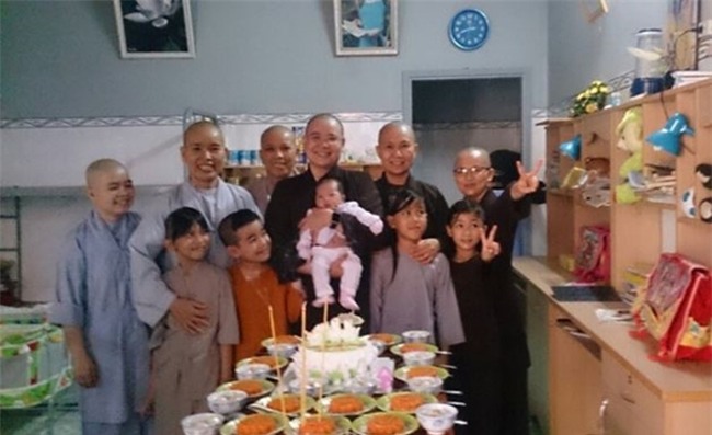 Xót xa bé gái 4 tuổi bị bỏ rơi trước cổng chùa lúc mới sinh mang dị tật khớp háng hiếm gặp - Ảnh 3.