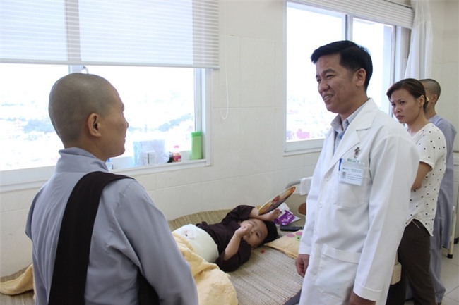 Xót xa bé gái 4 tuổi bị bỏ rơi trước cổng chùa lúc mới sinh mang dị tật khớp háng hiếm gặp - Ảnh 5.