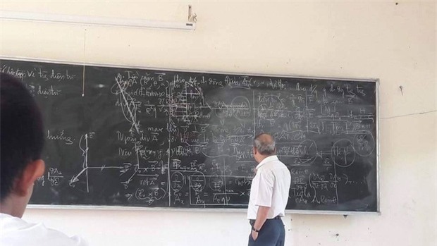 Học trò lười lau bảng, thầy giáo ghi chồng bài mới lên và thông báo cuối giờ kiểm tra! - Ảnh 1.