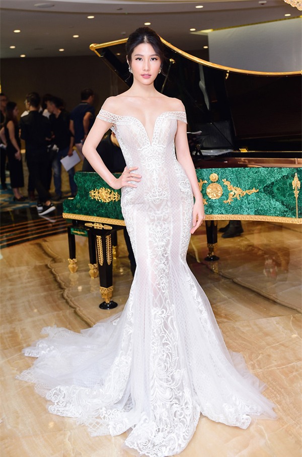 Dàn mỹ nhân Việt đồng loạt diện sắc trắng đẹp thoát tục trên thảm đỏ thời trang tuần này-6