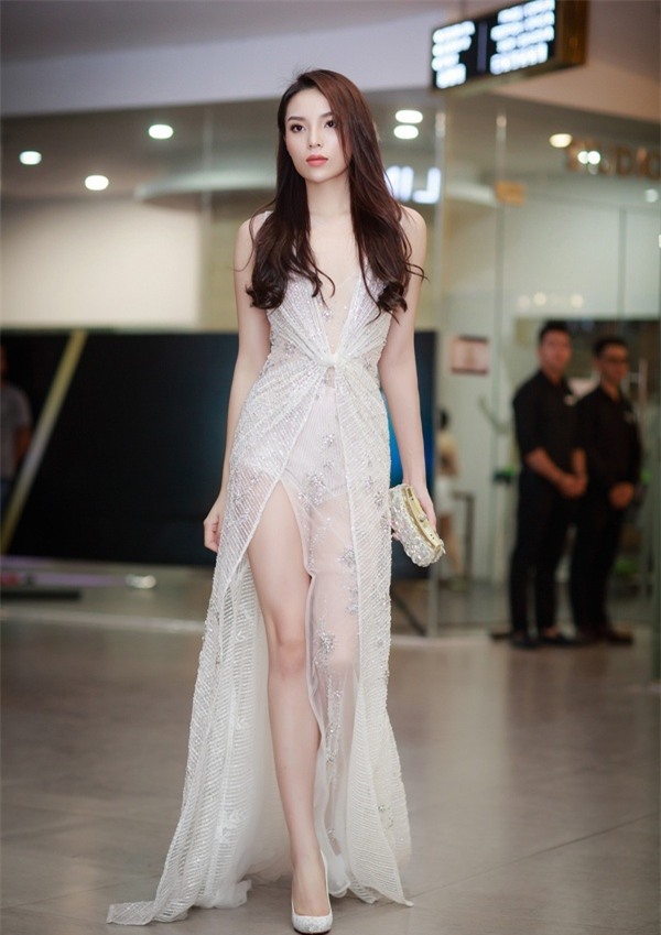 Dàn mỹ nhân Việt đồng loạt diện sắc trắng đẹp thoát tục trên thảm đỏ thời trang tuần này-7