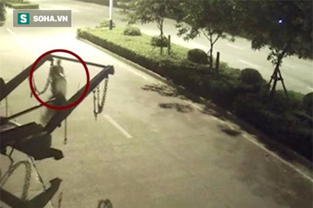 Sự thật đáng sợ đằng sau bóng đen bị treo lơ lửng sau xe chở rác - Ảnh 1.