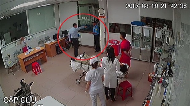 Vụ nữ bác sĩ bị hành hung tại bệnh viện: Đình chỉ 2 bảo vệ - Ảnh 1.