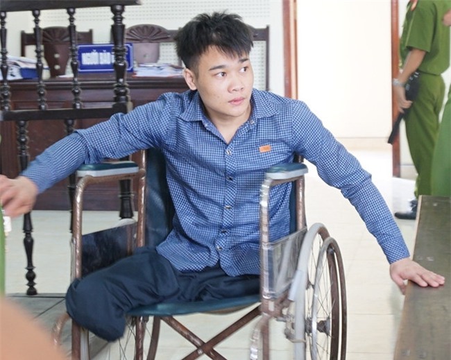 Y an 9X ngoi xe lan dam chet nguoi vi chiec den pha xe may hinh anh 1