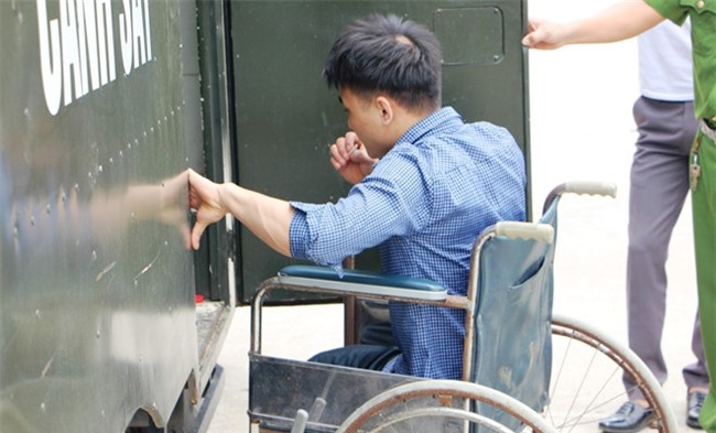 Y an 9X ngoi xe lan dam chet nguoi vi chiec den pha xe may hinh anh 2